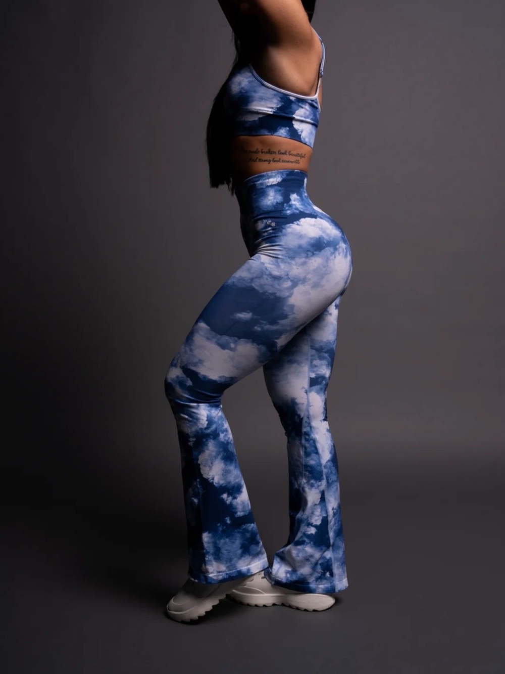 OUR STAMP EVERSON SEAMLESS GRACIE FLARE SCRUNCH LEGGINGS in BLUE SKY